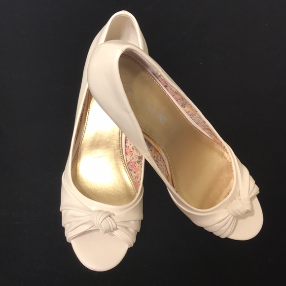 Warm white American Eagle bow kitten heel pumps - Picture 2 of 5